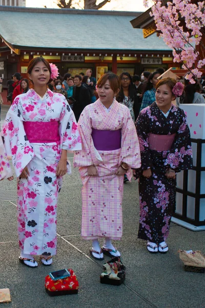 Tokyo Ιαπωνια Μαρτιου 2014 Νεαρές Γιαπωνέζες Που Φορούν Ένα Παραδοσιακό — Φωτογραφία Αρχείου