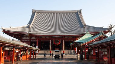 Tokyo, Japonya 'daki Senso-ji Tapınağı' nda 23 Mart 2014 tarihinde tanımlanamayan turistler. Senso-ji Tapınağı, Asakusa 'nın ve Japonya' daki en ünlü tapınaklardan birinin sembolüdür..