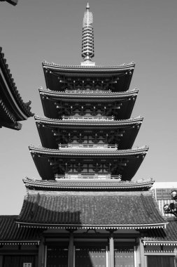 Tokyo, Japonya 'daki Senso-ji Tapınağı' nda 23 Mart 2014 tarihinde tanımlanamayan turistler. Senso-ji Tapınağı, Asakusa 'nın ve Japonya' daki en ünlü tapınaklardan birinin sembolüdür..