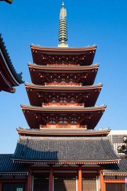 Tokyo, Japonya 'daki Senso-ji Tapınağı' nda 23 Mart 2014 tarihinde tanımlanamayan turistler. Senso-ji Tapınağı, Asakusa 'nın ve Japonya' daki en ünlü tapınaklardan birinin sembolüdür..