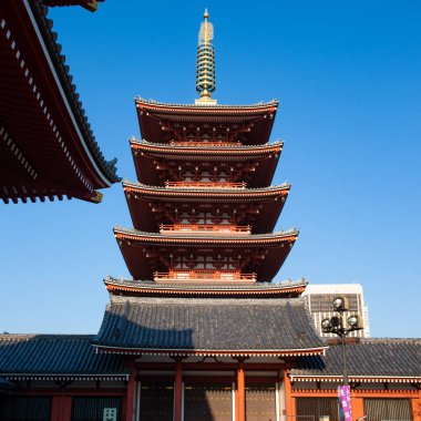 Tokyo, Japonya 'daki Senso-ji Tapınağı' nda 23 Mart 2014 tarihinde tanımlanamayan turistler. Senso-ji Tapınağı, Asakusa 'nın ve Japonya' daki en ünlü tapınaklardan birinin sembolüdür..