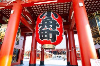 Tokyo, Japonya - 24 Mart 2014 - Sensoji tapınağının girişinde 