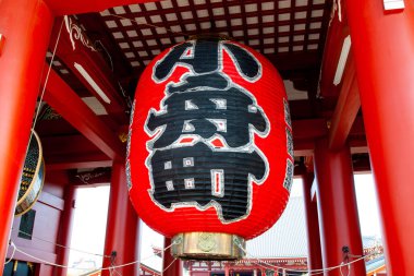 Tokyo, Japonya - 24 Mart 2014 - Sensoji tapınağının girişinde 