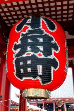 Tokyo, Japonya - 24 Mart 2014 - Sensoji tapınağının girişinde 