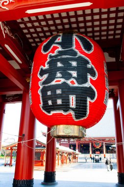 Tokyo, Japonya - 24 Mart 2014 - Sensoji tapınağının girişinde 