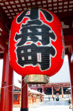 Tokyo, Japonya - 24 Mart 2014 - Sensoji tapınağının girişinde 