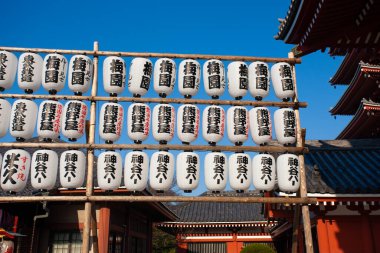 TOKYO, JAPONYAN - 24 Mart 2014 'te Japonya' nın başkenti Tokyo 'da Senso-ji Tapınağı' nda kağıt fenerler