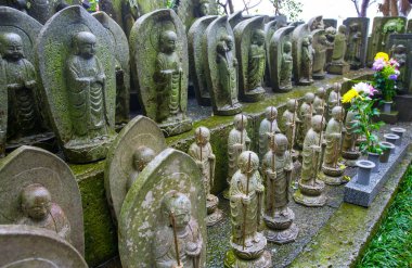 Japonya 'nın Kamakura kentindeki Hasadera Tapınağı' nın Zen Bahçesi 'ndeki dini heykeller, Nisan 2014 dolaylarında.