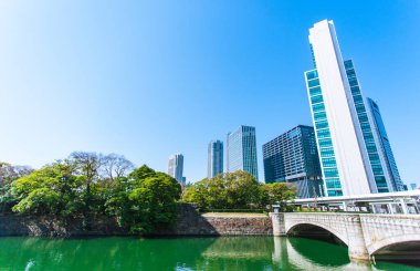 TOKYO - 24 Mart 2014 Tokyo, Japonya 'daki Tokyo Körfezi bölgesindeki Hama-rikyu Bahçeleri' nden gökdelenlerin görüntüsü. Tokyo Körfezi bölgesi Japonya 'nın en kalabalık ve sanayileşmiş bölgesidir..