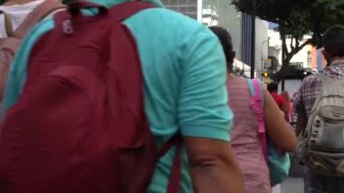 Venezuela 'nın başkenti Chacaito, Caracas' taki Plaza Brion 'da 19 Aralık 2020' de meydana gelen COVID-19 virüsü nedeniyle çoğu koruyucu maskeli, kimliği belirsiz kişiler