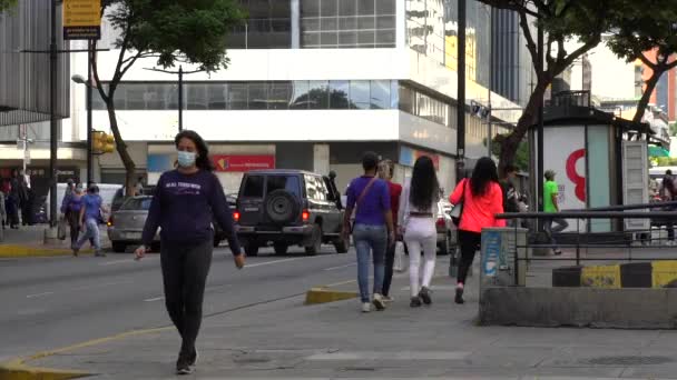 Niezidentyfikowane Osoby Większość Nich Maskach Ochronnych Powodu Wirusa Covid Plaza — Wideo stockowe