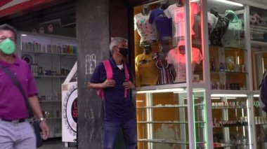 Venezuela 'nın başkenti Chacaito, Caracas' taki Plaza Brion 'da 19 Aralık 2020' de meydana gelen COVID-19 virüsü nedeniyle çoğu koruyucu maskeli, kimliği belirsiz kişiler