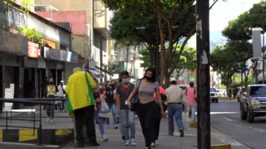 Venezuela 'nın başkenti Chacaito, Caracas' taki Plaza Brion 'da 19 Aralık 2020' de meydana gelen COVID-19 virüsü nedeniyle çoğu koruyucu maskeli, kimliği belirsiz kişiler