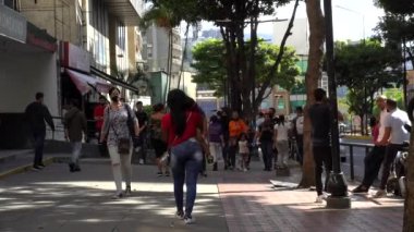 Venezuela 'nın başkenti Chacaito, Caracas' taki Plaza Brion 'da 19 Aralık 2020' de meydana gelen COVID-19 virüsü nedeniyle çoğu koruyucu maskeli, kimliği belirsiz kişiler