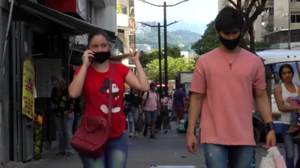 Orang Orang Tak Dikenal Kebanyakan Memakai Topeng Pelindung Karena Virus — Stok Video