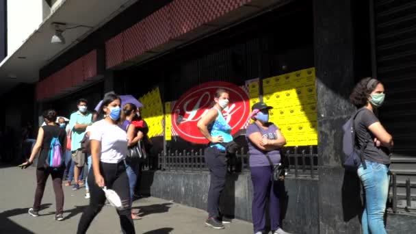 2020年12月19日 在委内瑞拉首都加拉加斯Chacaito的Brion广场 身份不明者 其中大多数人戴着防护面具 因为Covid 19病毒 — 图库视频影像