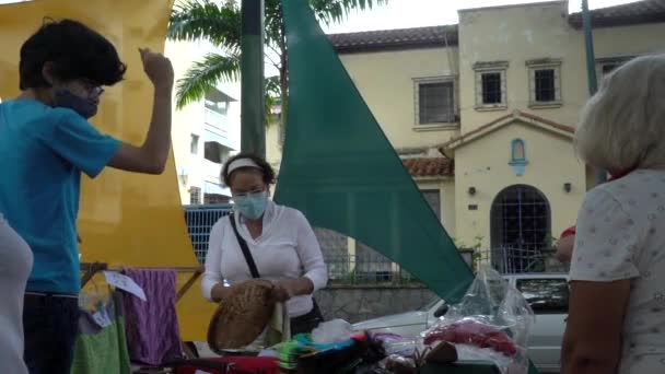 西班牙拉卡洛塔 圣诞节市场上身份不明的人 — 图库视频影像
