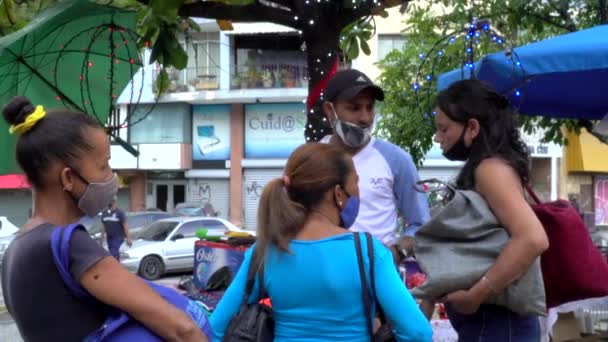 西班牙拉卡洛塔 圣诞节市场上身份不明的人 — 图库视频影像