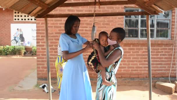 Oidentifierade Personer Som Mäter Vikten Barn Nanjiri Utkanten Lilongwe Malawi — Stockvideo