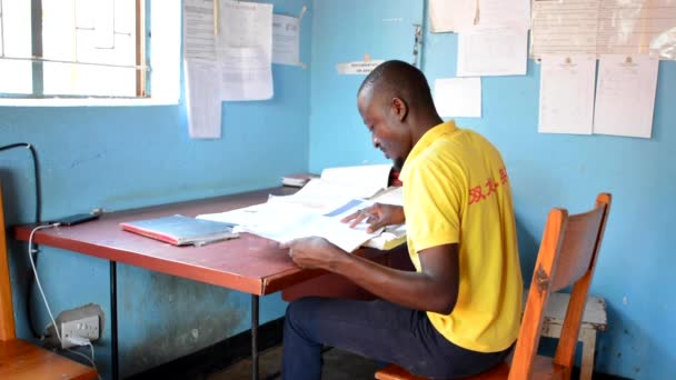 Homem Não Identificado Trabalhando Centro Saúde Siyaludzu Hospital Distrital Balaka — Vídeo de Stock