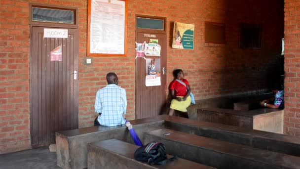 2020年11月 东非马拉维南部巴拉卡Siyaludzu保健中心 巴拉卡地区医院 的不明身份者 — 图库视频影像