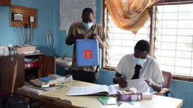 Balaka, Malawi 'deki Siyaludzu Sağlık Merkezi' nde (Balaka Bölge Hastanesi) çalışan kimliği belirsiz bir adam, Kasım 2020