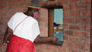 Balaka, Malawi 'deki Siyaludzu Sağlık Merkezi' nde (Balaka Bölge Hastanesi) bazıları koronavirüs salgını nedeniyle koruyucu maske takıyor.