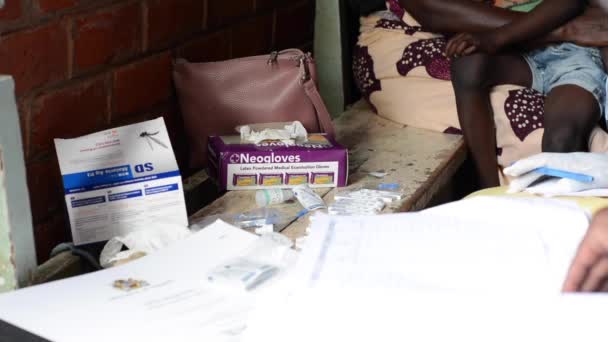 マラウィのバラカ市にあるシーアルドゥズ保健センター バラカ地区病院 の未確認の人々 中には コロナウイルスのパンデミックによる保護マスクを着用している人もいます — ストック動画