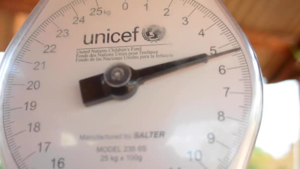 Escala Donada Por Unicef Para Medir Peso Los Niños Centro — Vídeos de Stock