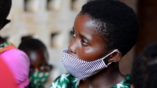 Unbekannte Tragen Schutzmaske Wegen Der Coronavirus Pandemie Siyaludzu Health Center — Stockvideo