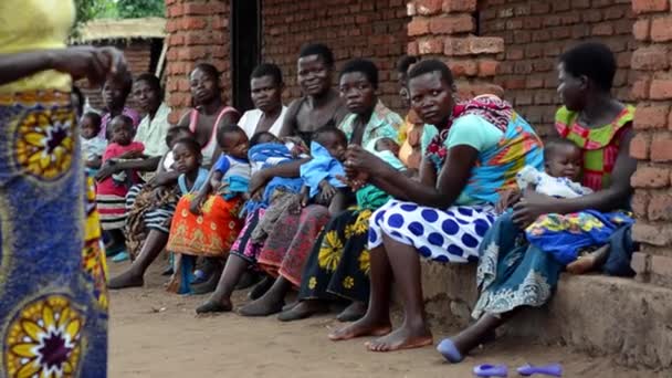 Ismeretlen Nők Akik Nanjiriben Hallgatják Egészségügyi Dolgozók Előadását Lilongwe Külvárosában — Stock videók