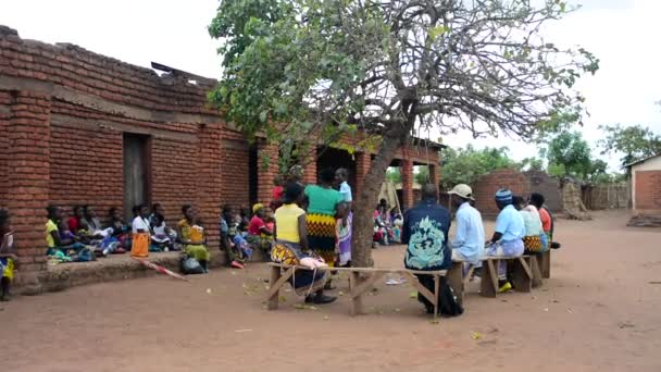 Ismeretlen Nők Akik Nanjiriben Hallgatják Egészségügyi Dolgozók Előadását Lilongwe Külvárosában — Stock videók
