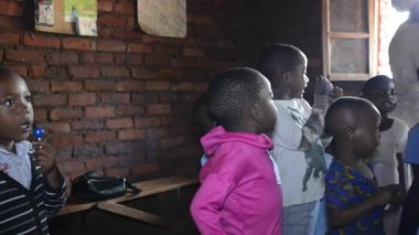 19 Aralık 2020 'de Lilongwe, Malawi' de Nanjiri 'de bir anaokulunda kimliği belirsiz çocuklar.