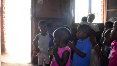 19 Aralık 2020 'de Lilongwe, Malawi' de Nanjiri 'de bir anaokulunda kimliği belirsiz çocuklar.