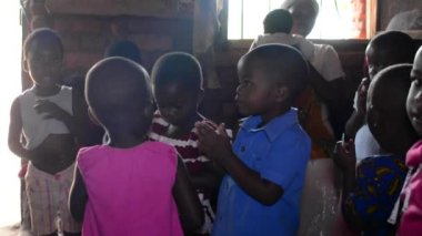 19 Aralık 2020 'de Lilongwe, Malawi' de Nanjiri 'de bir anaokulunda kimliği belirsiz çocuklar.