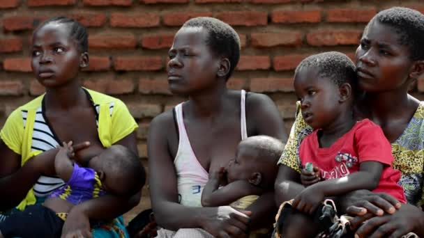 Неизвестные Женщины Слушают Презентацию Медицинских Работников Нанджири Окраине Лилонгве Малави — стоковое видео