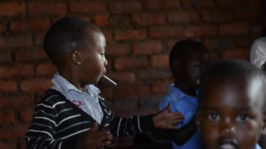 19 Aralık 2020 'de Lilongwe, Malawi' de Nanjiri 'de bir anaokulunda kimliği belirsiz çocuklar.