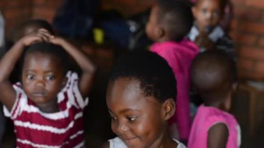 19 Aralık 2020 'de Lilongwe, Malawi' de Nanjiri 'de bir anaokulunda kimliği belirsiz çocuklar.