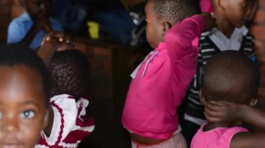 19 Aralık 2020 'de Lilongwe, Malawi' de Nanjiri 'de bir anaokulunda kimliği belirsiz çocuklar.