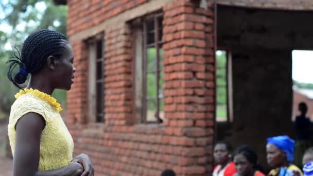 Ismeretlen Nők Akik Nanjiriben Hallgatják Egészségügyi Dolgozók Előadását Lilongwe Külvárosában — Stock videók