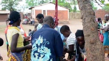 Nanjiri 'de, Lilongwe, Malawi' nin varoşlarında 19 Aralık 2020 'de çocukların ağırlıklarını ölçen tanımlanamayan insanlar.