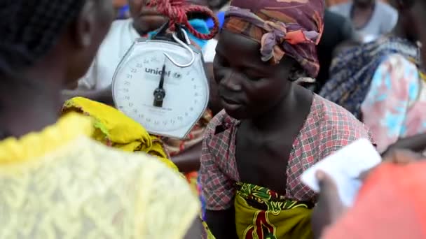 Personas Identificadas Que Miden Peso Los Niños Nanjiri Las Afueras — Vídeo de stock