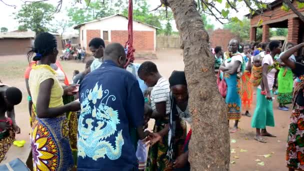 Ismeretlen Személyek Akik Gyermekek Súlyát Mérik Nanjiriben Lilongwe Külvárosában Malawiban — Stock videók