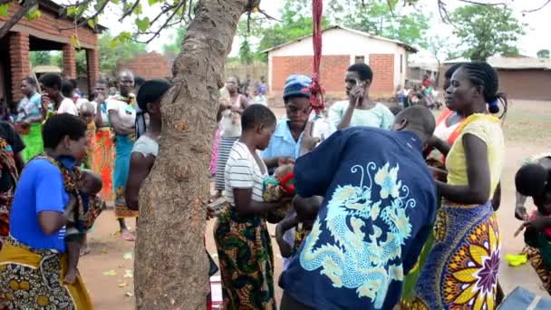 Невідомі Люди Які Вимірюють Вагу Дітей Нандзірі Околиці Лілонгве Малаві — стокове відео