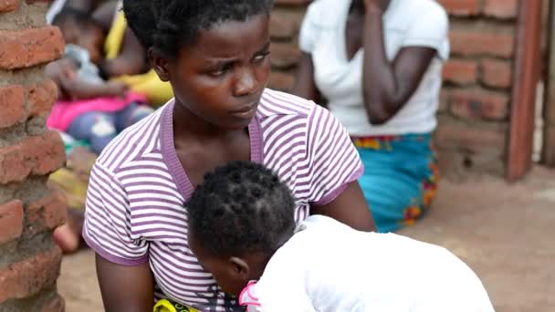 Mujer Identificada Amamantando Bebé Nanjiri Las Afueras Lilongwe Malawi Diciembre — Vídeo de stock