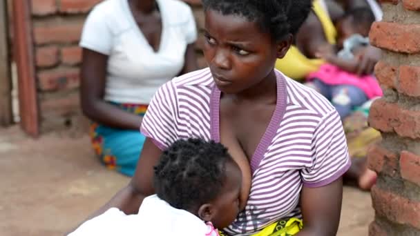 Mujer Identificada Amamantando Bebé Nanjiri Las Afueras Lilongwe Malawi Diciembre — Vídeo de stock