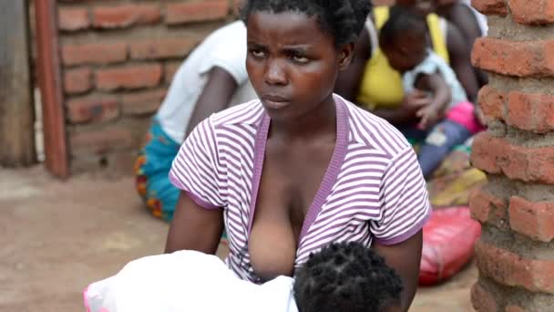 Mujer Identificada Amamantando Bebé Nanjiri Las Afueras Lilongwe Malawi Diciembre — Vídeos de Stock