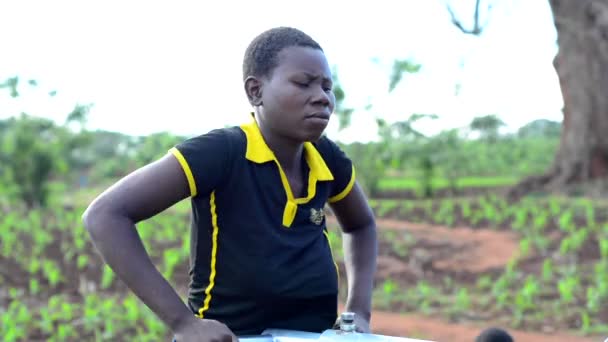 Oidentifierad Kvinna Vid Brunn Dedza Malawi December 2020 — Stockvideo