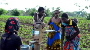 Dedza, Malawi 'deki bir kuyuda kimliği belirsiz kadın ve çocuklar, 19 Aralık 2020