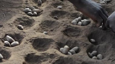 19 Aralık 2020 'de Dedza, Malawi' de oyun oynayan kimliği belirsiz kişiler